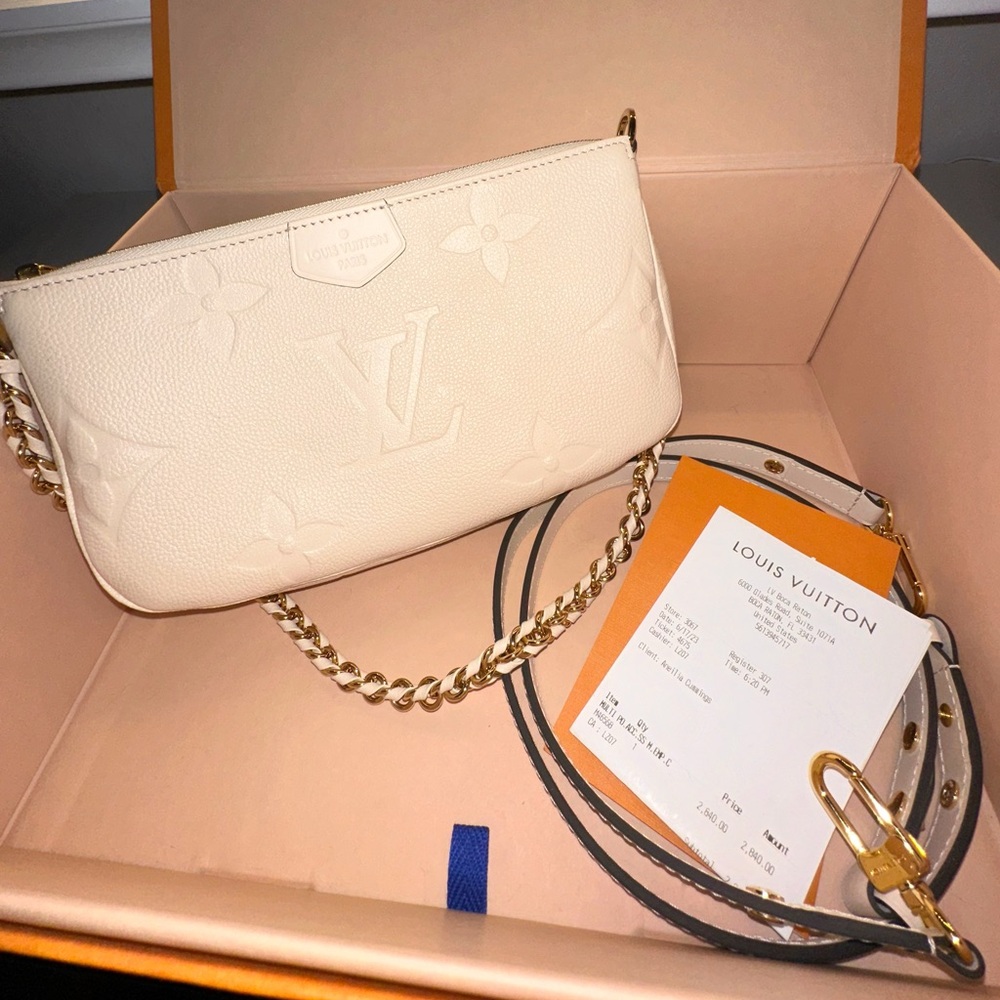 Louis Vuitton Multi Pochette Accessoires Giant Monogram Leather bag in Cream